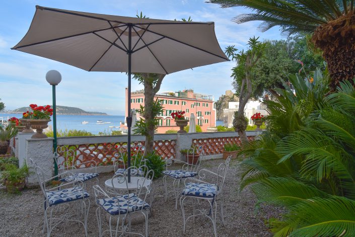 Terrazza con sedie, ombrelloni e tavolo